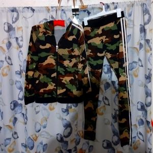 Pre loved 2 piece camouflage active wear set.